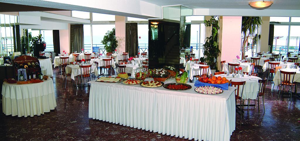 מאטי Attica Beach Hotel מראה חיצוני תמונה