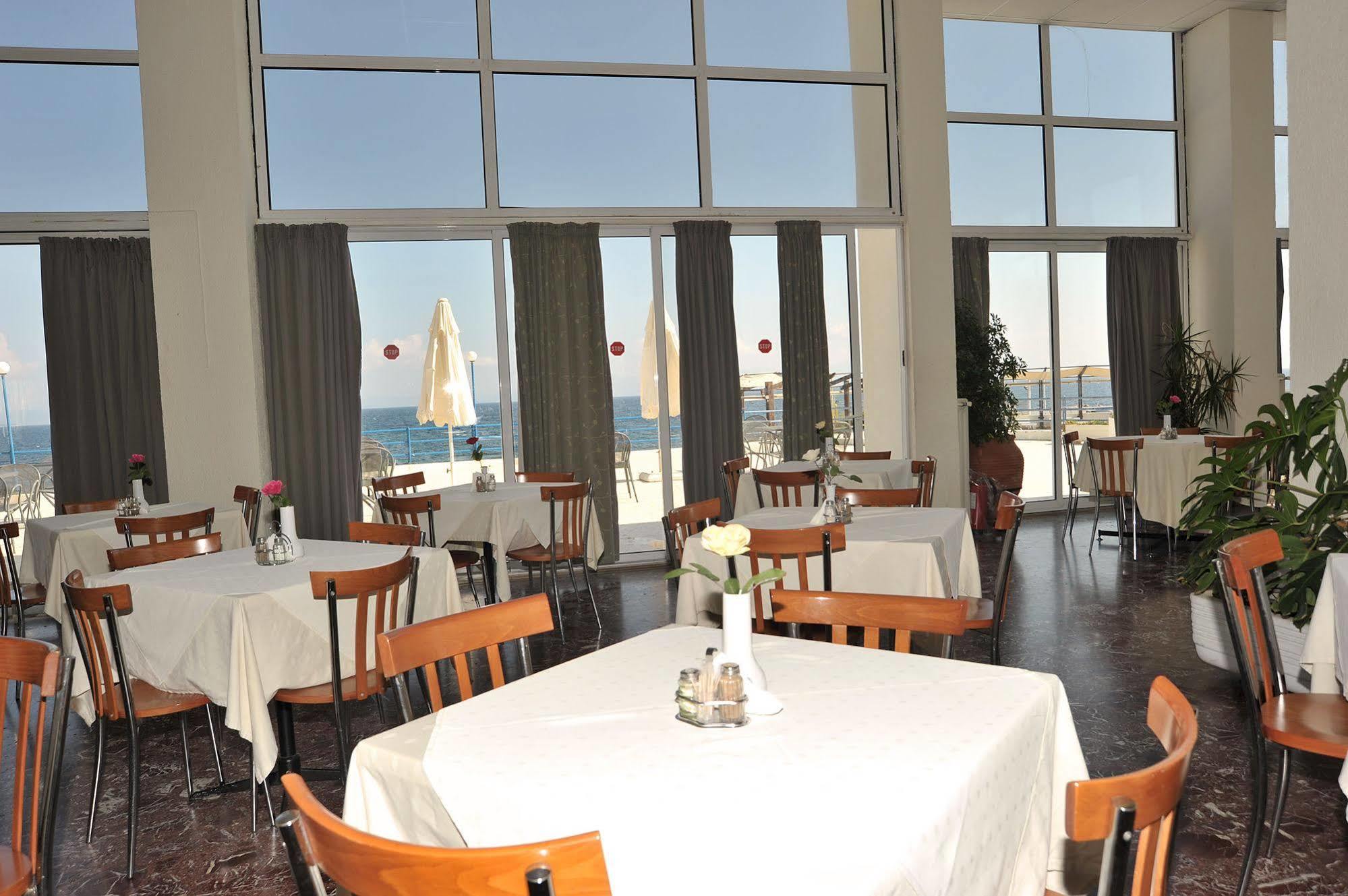 מאטי Attica Beach Hotel מראה חיצוני תמונה