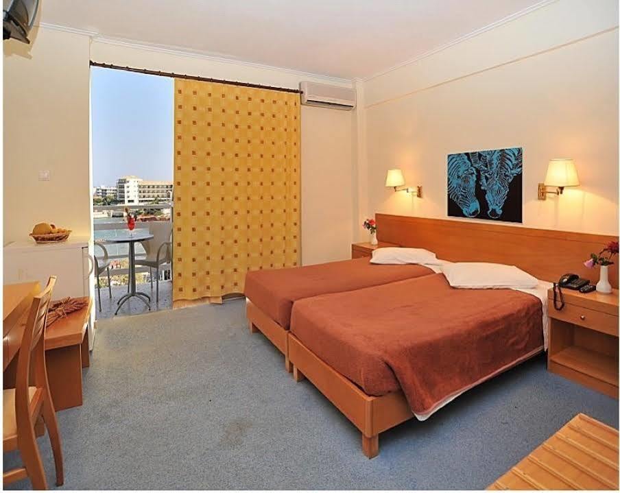 מאטי Attica Beach Hotel מראה חיצוני תמונה